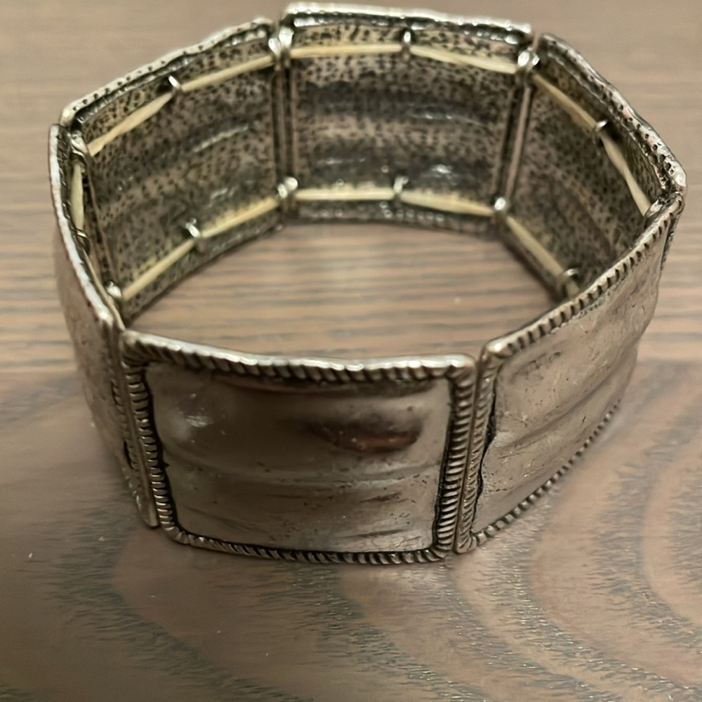 NEW silver metal hammered look stretch bracelet. Six squares w/trim on elastic.